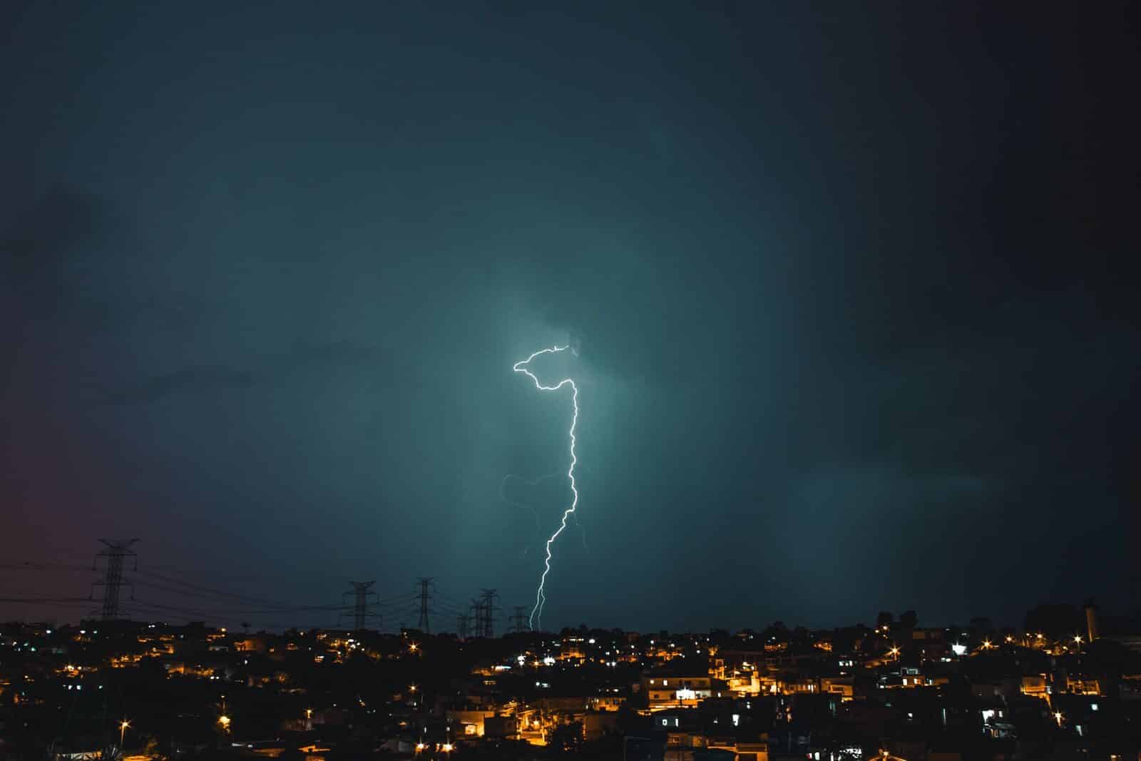 Home battery backup during a power cut